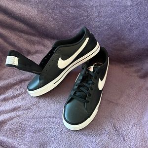 Men’s Nike black and white leather shoes never worn sz 14
